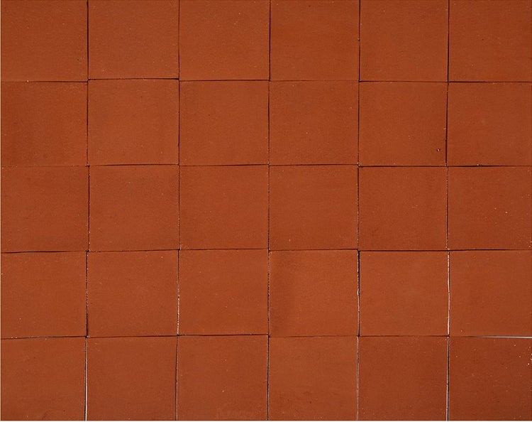 Quadratische Bodenfliesen aus Terrakotta, verlegt