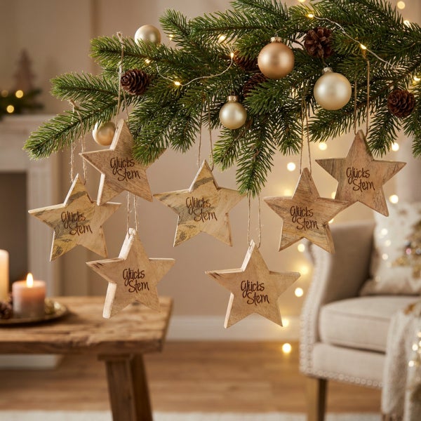 Holzsterne als Weihnachtsbaumanhänger mit Aufschrift Gluecksstern hängen an einem geschmückten Tannenbaum im Wohnzimmer.