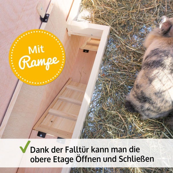 Kleintierstall aus Holz mit Rampe und verschließbarer Falltür zwischen den Etagen.