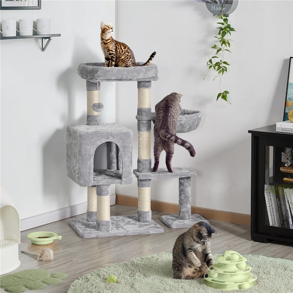 Katzenkratzbaum mit drei Katzen in einem hellen Raum