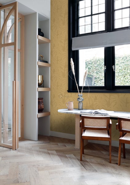 Heller Raum mit gemusterter Tapete, Tisch und Stühlen