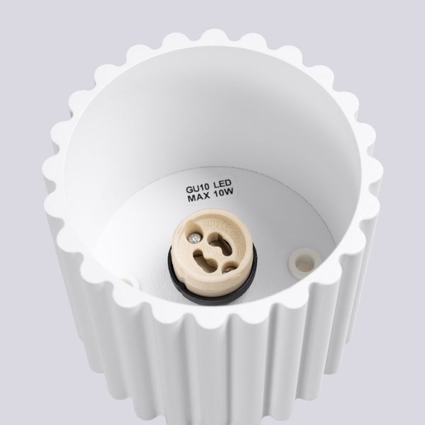 Innenansicht einer weißen Leuchte mit GU10-Fassung für LED-Leuchtmittel bis maximal 10 Watt mit geriffeltem Gehäuse.
