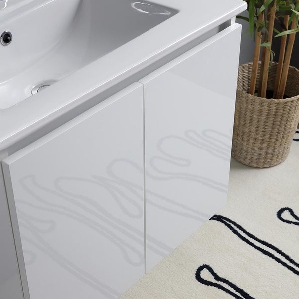 Detailansicht eines weißen Waschtischunterschranks im Badezimmer.