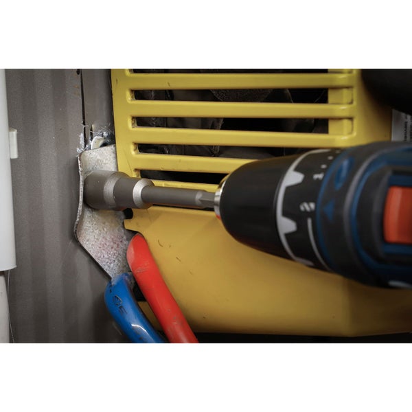 Akkuschrauber mit Steckschlüsselaufsatz im Einsatz.