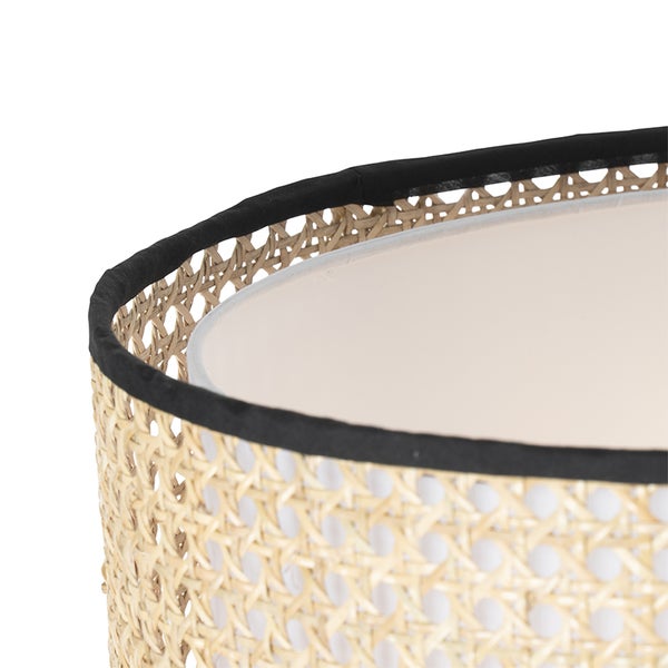 Detailansicht eines Lampenschirms mit Rattanmuster