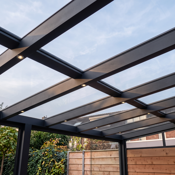 Terrassenüberdachung aus Aluminium mit Glas und integrierter LED Beleuchtung für eine moderne Außenüberdachung im Garten.