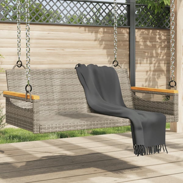 Gartenschaukel mit Kissen und Holzarmlehnen auf einer Terrasse