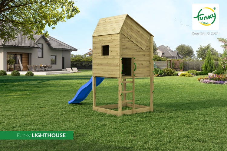 Hell gestaltetes Funky Combo Holzspielhaus Lighthouse mit blauer Rutsche und Leiter im weitläufigen Garten auf Rasen. Funky Combo Logo.