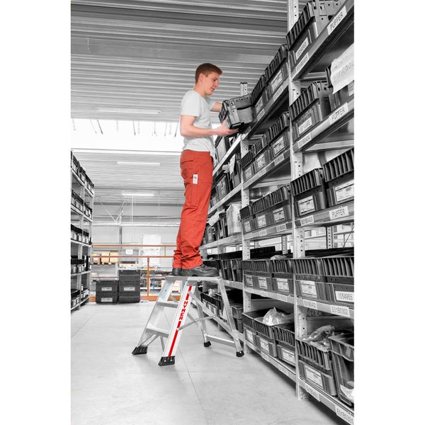 Mann steht auf einer Hymer Stufenleiter und räumt eine Box in ein Regal