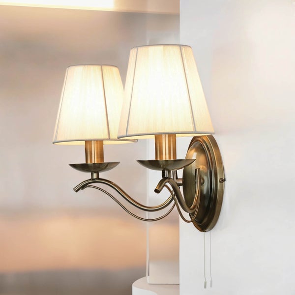 Wandleuchte mit zwei Lampenschirmen aus Stoff