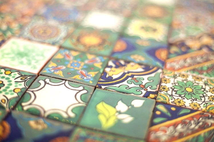 Fliesen mit floralen und geometrischen Mustern