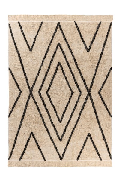 Beigefarbener Teppich mit schwarzem geometrischem Rautenmuster und Fransen.