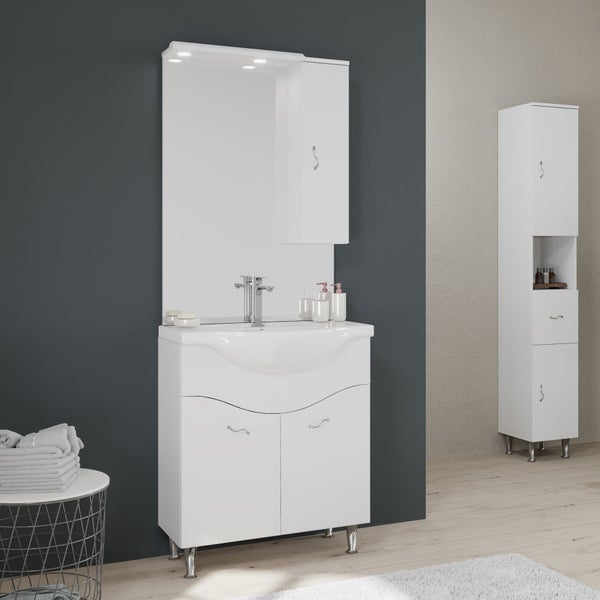 Modernes Badezimmermöbel-Set in Weiß mit Waschbeckenunterschrank, beleuchtetem Spiegel mit Seitenschrank und einem passenden Hochschrank.