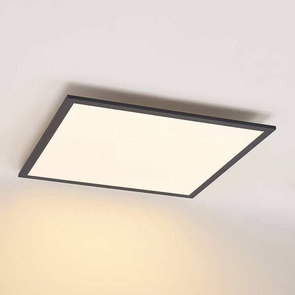 Quadratische LED-Deckenleuchte mit schwarzem Rahmen, flach an der Decke montiert.