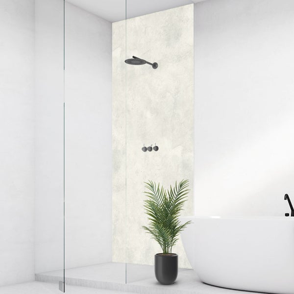 Helles Badezimmer mit Dusche, Badewanne und Zimmerpflanze für eine freundliche Atmosphäre.
