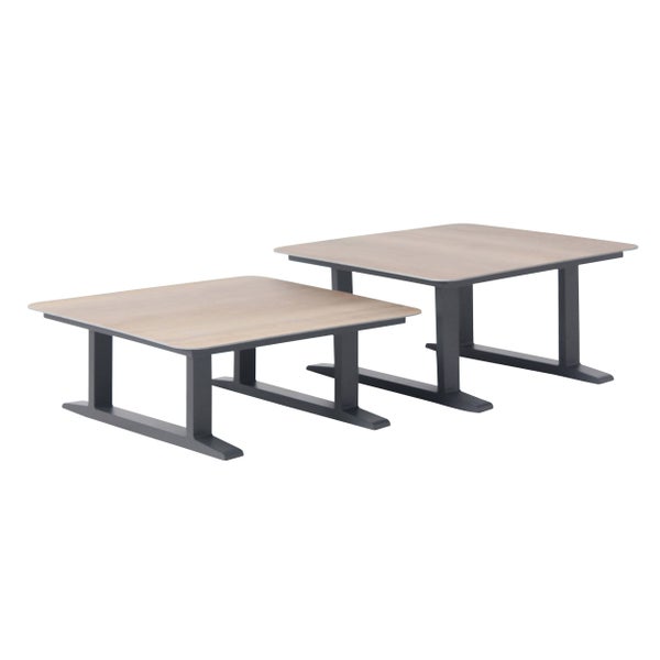 Zweiteiliges Couchtisch-Set mit Tischplatten in Holzoptik und Metallgestellen.