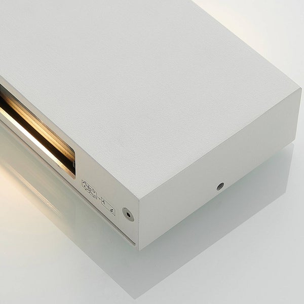 Rechteckige Wandleuchte mit strukturierter Oberfläche und seitlichem Lichtaustritt.