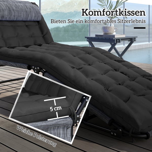 Gartenliege mit weicher, 5 Zentimeter dicker Polsterung und Kopfkissen auf einer Holzterrasse vor Pool und Gebirgspanorama.