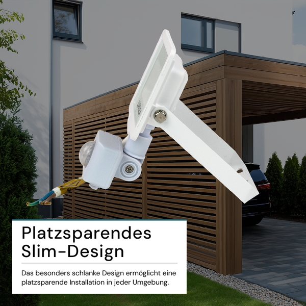 Weißer LED-Außenstrahler mit Bewegungsmelder vor Haus und Carport
