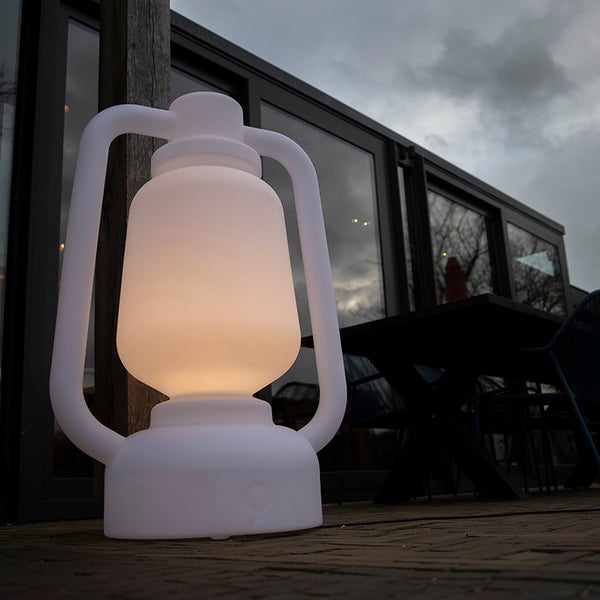Moderne LED Außenlaterne mit mattem Kunststoffgehäuse für eine stimmungsvolle Beleuchtung auf der Terrasse.