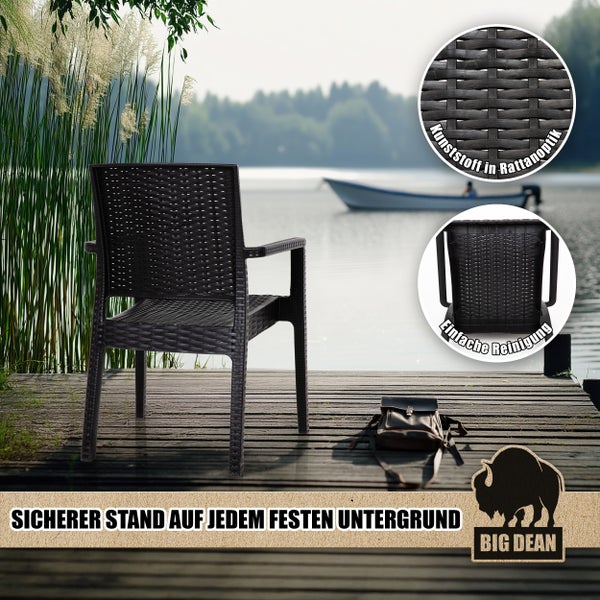 Gartenstuhl aus Kunststoff in Rattanoptik auf einer Holzterrasse mit Seeblick