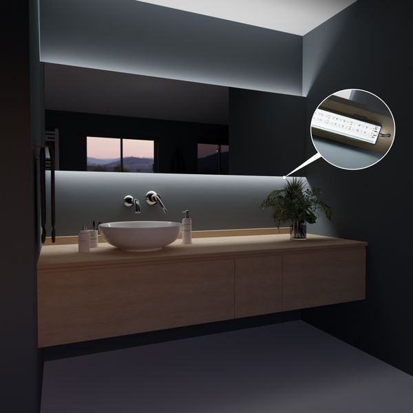 Modernes Badezimmer mit Spiegel, Waschtisch und LED-Beleuchtung für eine helle Atmosphäre