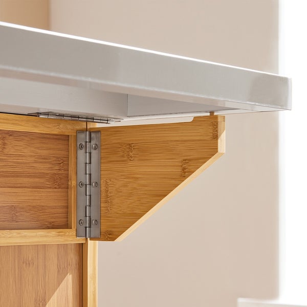 Detailansicht eines Bambusmöbels mit Scharnier unter einer grauen Oberfläche