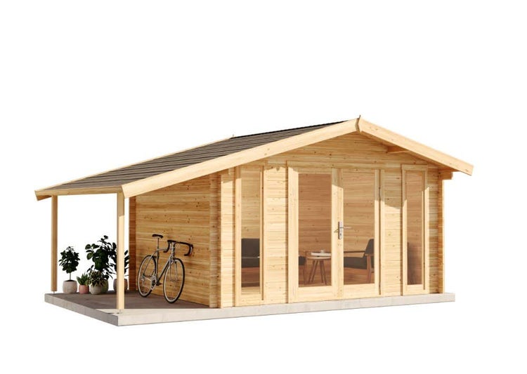 Einblick in ein helles Gartenhaus aus Holz mit Sofa, Sessel, Tisch, Regal sowie Glasfront und Terrasse mit Fahrrad und Pflanzen.