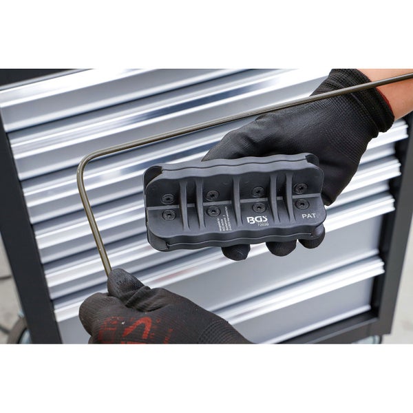 BGS Technic Logo Werkzeug mit Magnethalter in der Hand