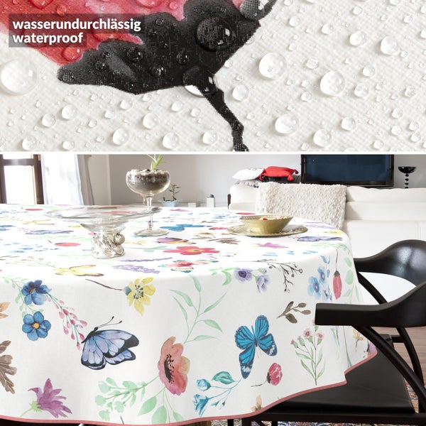 Wasserundurchlässige runde Tischdecke mit Blumen- und Schmetterlingsmuster in einem hellen Wohnzimmer.