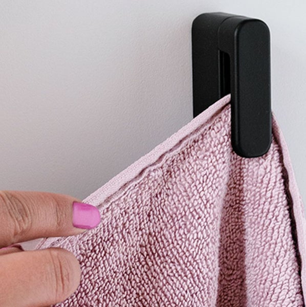 Schwarzer Handtuchhaken mit rosa Handtuch