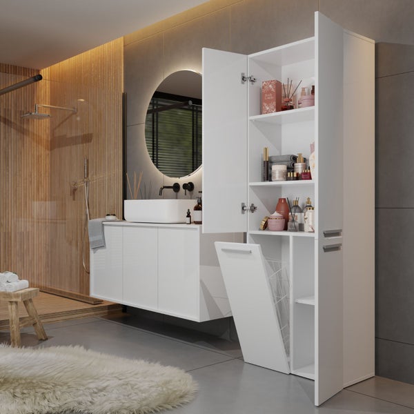 Modernes Badezimmer mit Waschtisch, Spiegelschrank und offenem Hochschrank mit Wäschekorb
