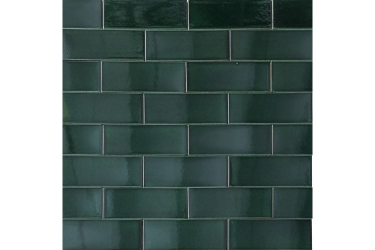 Glänzende Wandfliesen in Dunkelgrün im rechteckigen Metro-Format, im Versatz angeordnet.