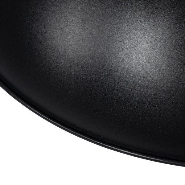 Detailansicht einer runden, schwarzen Metalloberfläche