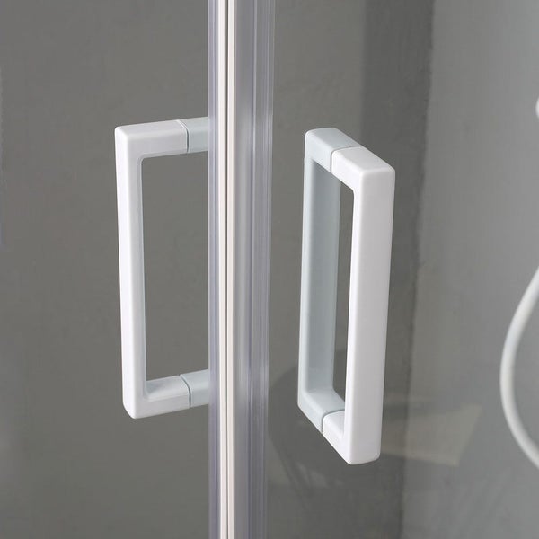 Detailaufnahme von Duschkabinentüren mit Griffen