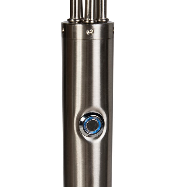 Detailansicht eines Sonnenschirmständers aus Metall mit einem runden Knopf