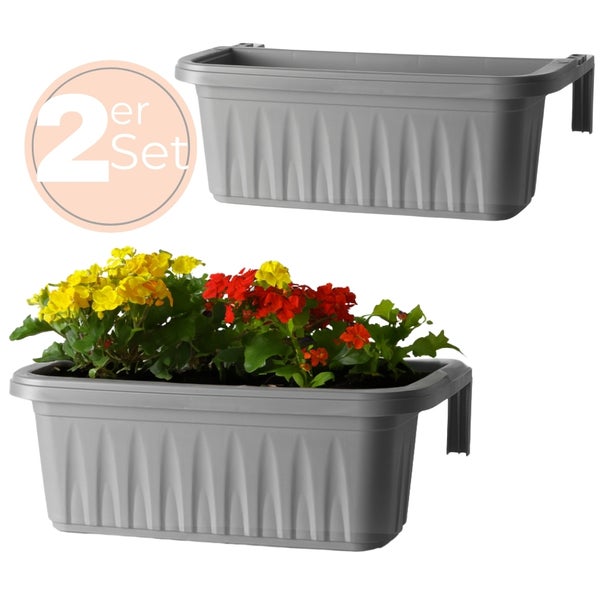 Zwei graue Balkonkästen, einer davon mit roten und gelben Blumen bepflanzt