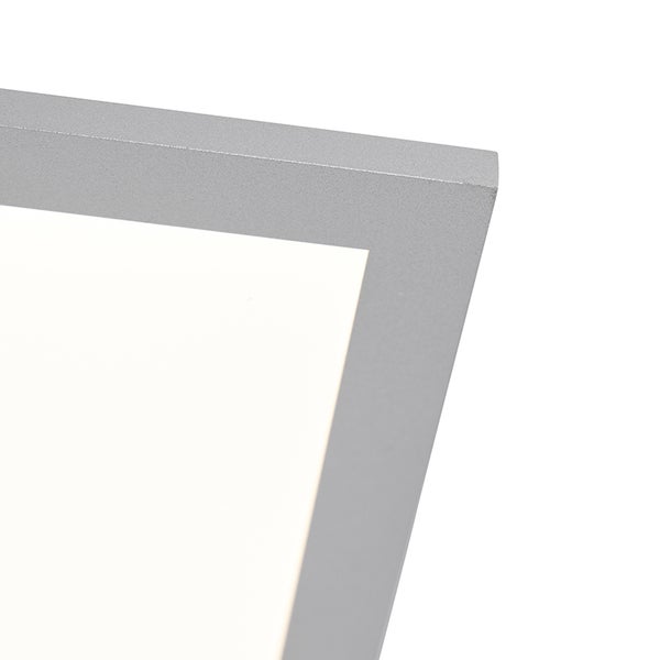 Detailansicht einer LED-Leuchte mit silberfarbenem Rahmen