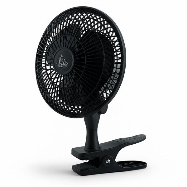 Klemmventilator aus schwarzem Kunststoff mit verstellbarem Kopf und Schutzgitter.