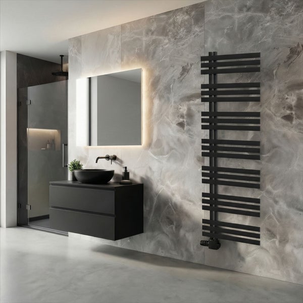 Modernes Badezimmer mit grauer Marmorwand, schwarzem Unterschrank, schwarzem Aufsatzbecken, beleuchtetem Spiegel und schwarzem Handtuchheizkörper.