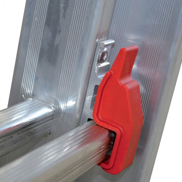 Detailansicht einer Aluminiumleiter mit roter Verriegelung