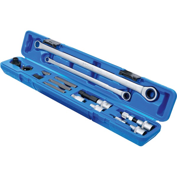 Werkzeugsatz mit Schraubenschlüsseln, Steckschlüsseleinsätzen und Bits in blauem Koffer