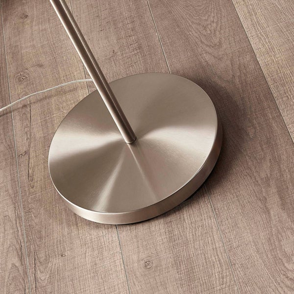 Detailansicht des runden Fußes einer Stehlampe aus Metall