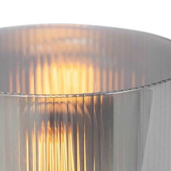 Detailansicht einer Tischleuchte mit geripptem Lampenschirm