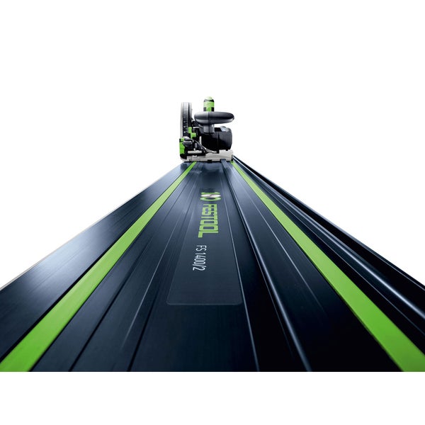 Festool Tauchsäge auf einer FS 1400/2 Führungsschiene für präzise Schnitte in der Holzbearbeitung.