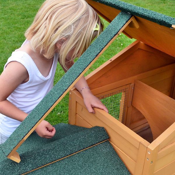 Kleintierstall aus Holz mit aufklappbarem Dach und Rampe, bespannt mit grüner Dachpappe.