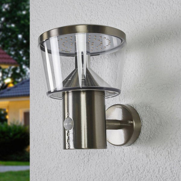 Moderne Außenwandleuchte aus Metall mit integriertem Bewegungsmelder und klarem Kunststoffschirm.
