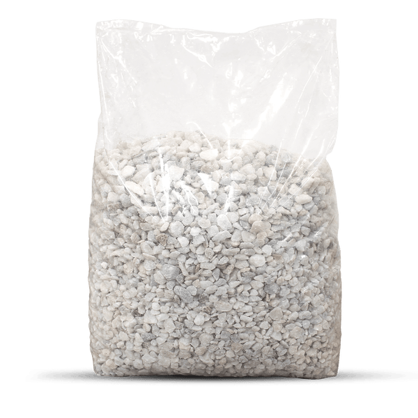 Transparenter Sack gefüllt mit grau-weißem Zierkies oder Dekosteinen.