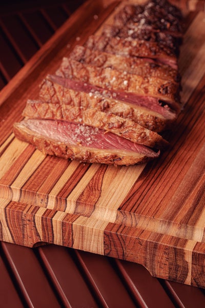 Geschnittenes Steak auf einem Holzschneidebrett