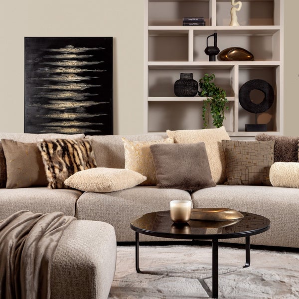Modernes Wohnzimmer mit Sofa, dekorativen Kissen, schwarzem Couchtisch, abstraktem Wandbild und einem Regal mit Dekoration.